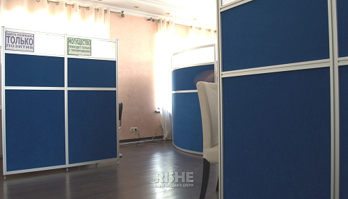 Перегородки Мобильные Ultra Light | Москва Перегородки из профиля толщиной 32мм для организации рабочих мест сотрудников в офисе. Заполнение панелями в 1 слой. Могут комплектоваться столешницами полками, крепящихся к профилю с помощью закладных элементов